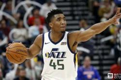 开云体育-阿根廷男篮横扫魔术，萨姆·米切尔送出助攻