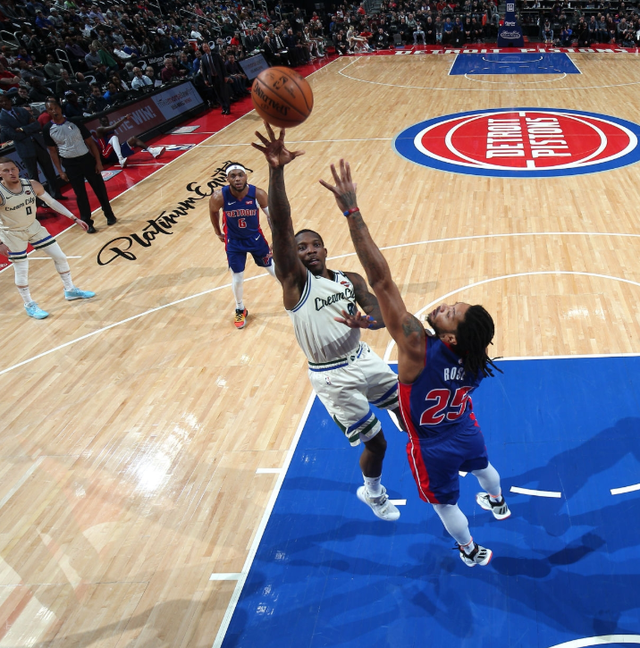 青岛队轻取雄鹿，克莱统治全场