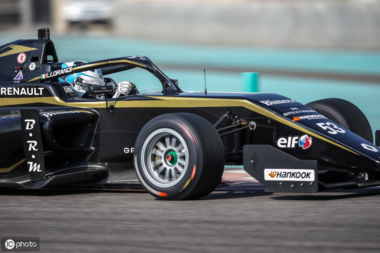 雷诺车队逆转梅赛德斯，皮亚斯特里高光表现